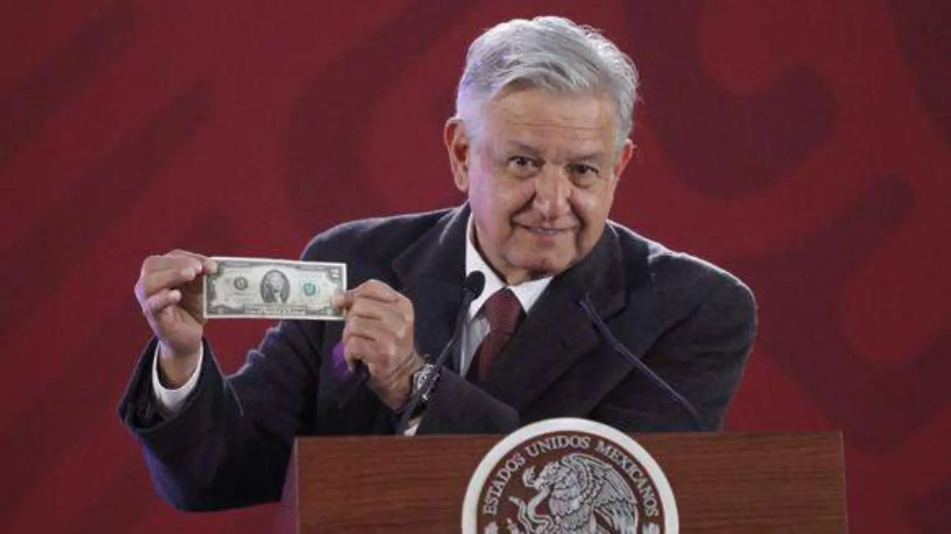 amlo muestra su dolar de la suerte